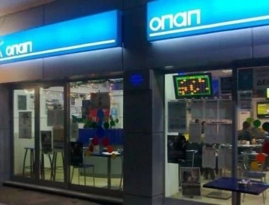 Βίντεο-ντοκουμέντο: Ληστής κλέβει πρακτορείο ΟΠΑΠ και παίζει... και στοίχημα!